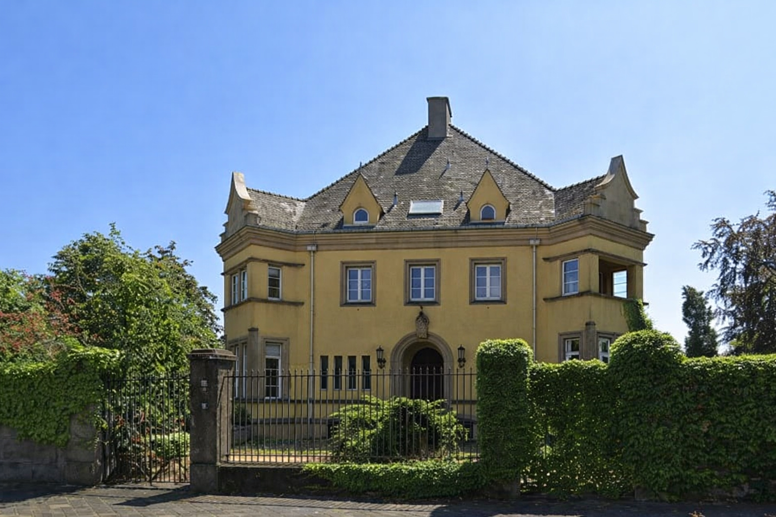 Außenansicht der Villa Raschig in der Mundenheimer Straße 140 - neues Büro von Kuthan-Immobilien
