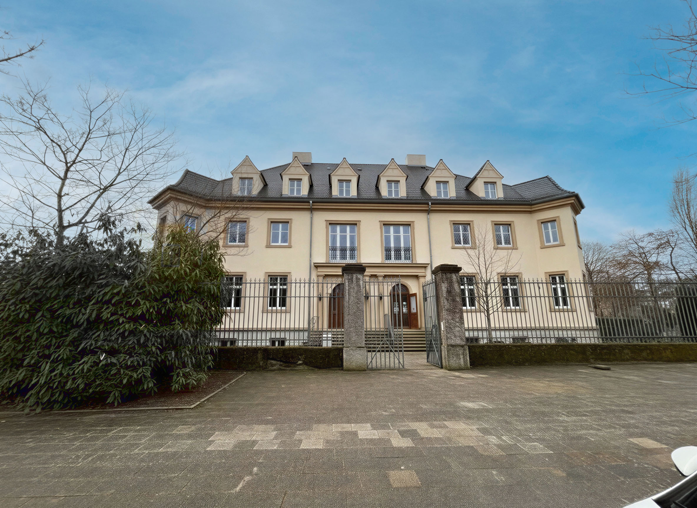 Außenansicht der Villa Raschig von vorne - Kuthan-Immobilien Immobilienmakler Ludwigshafen