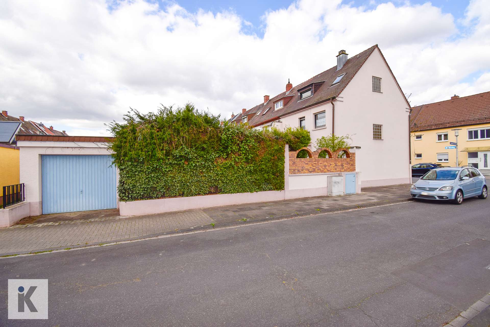 Eckhaus mit Garten und Garage