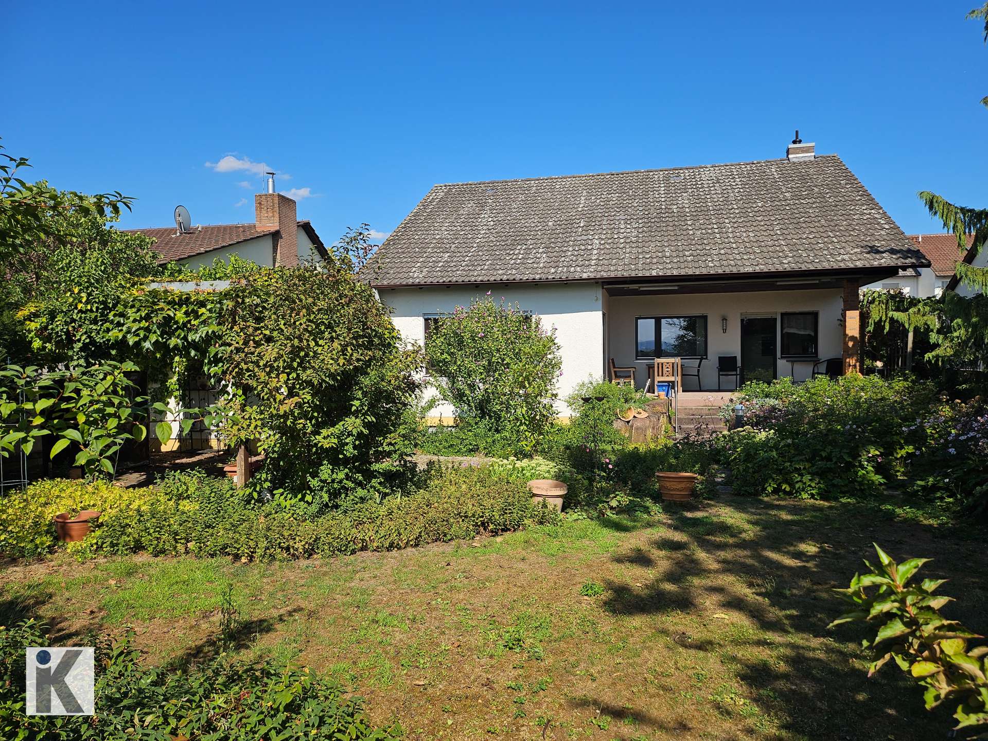 Hausansicht mit Garten